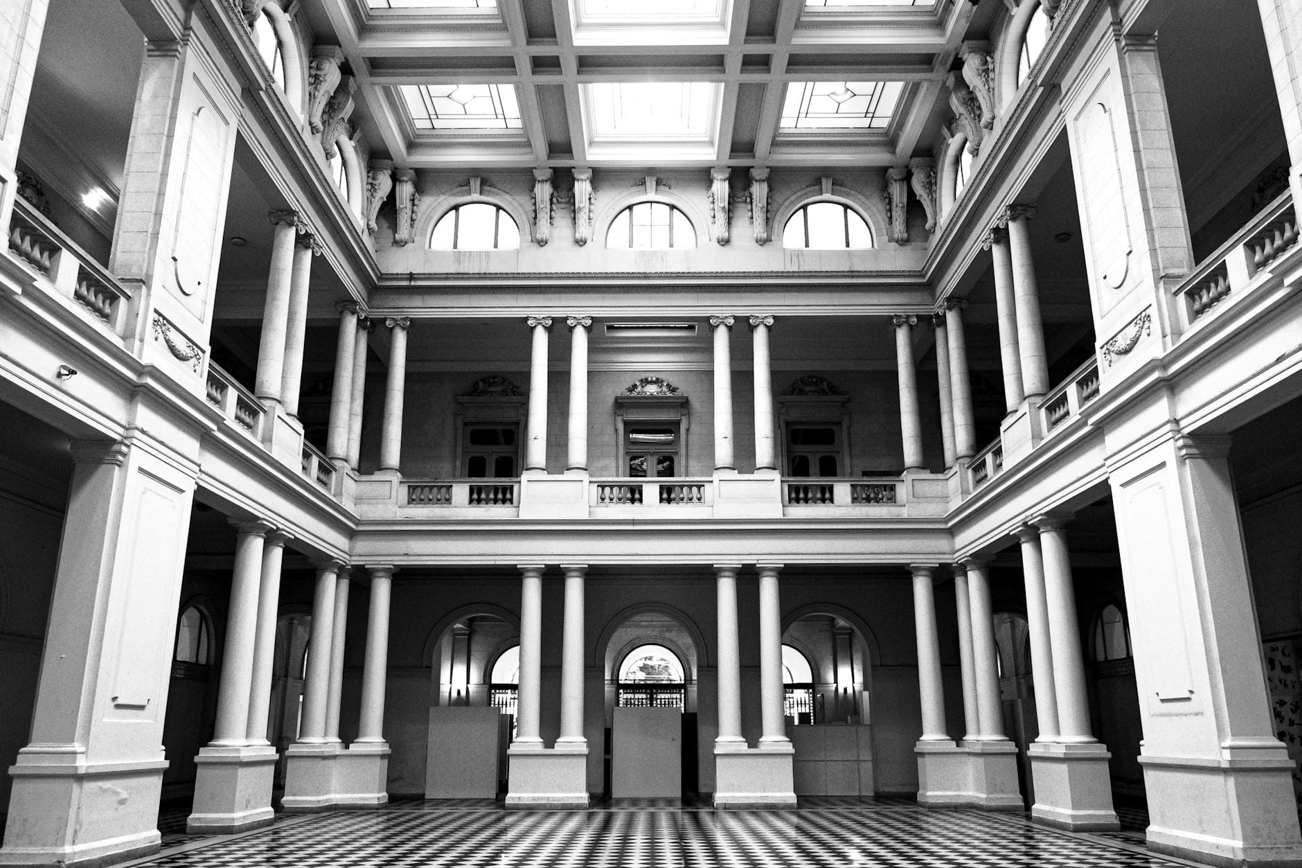 Czarno-białe wnętrze historycznego muzeum z klasycznymi kolumnami