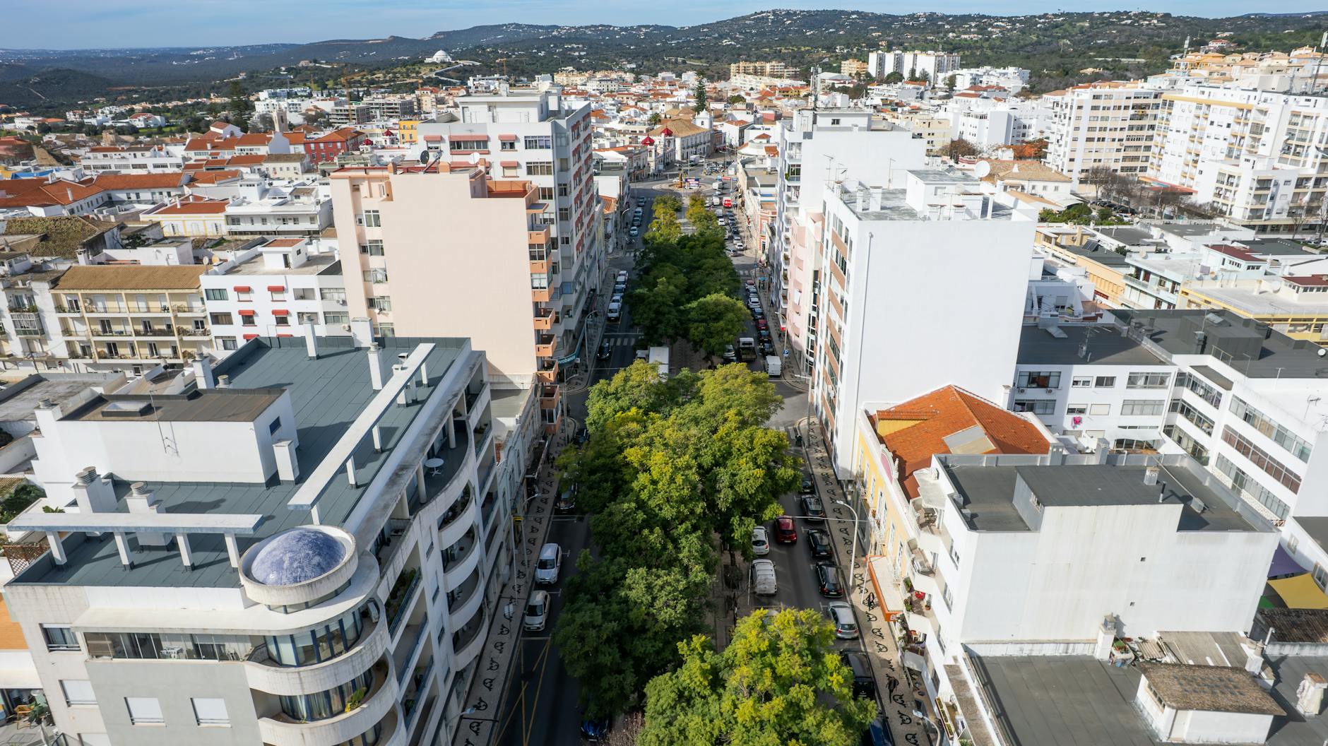 Panorama portugalskiego miasta Loulé z lotu ptaka, ulice wśród zabudowy