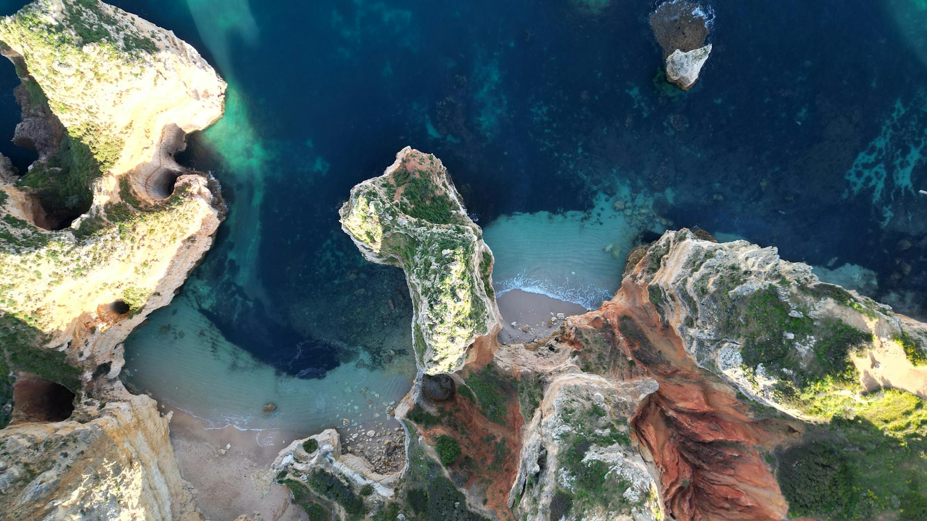 Widok z góry na klify i piaszczystą plażę Algarve w Portugalii