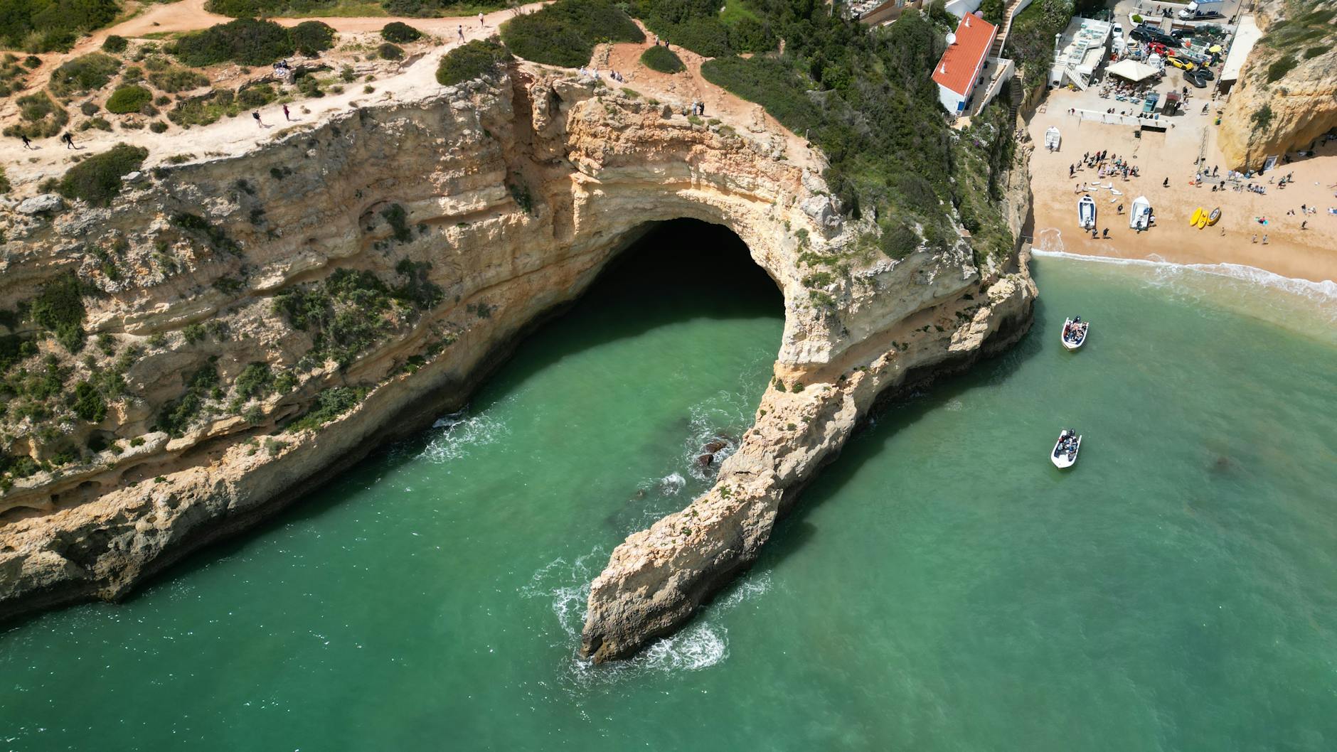 Benagil Cave z lotu ptaka, turkusowa woda i plaża w Algarve
