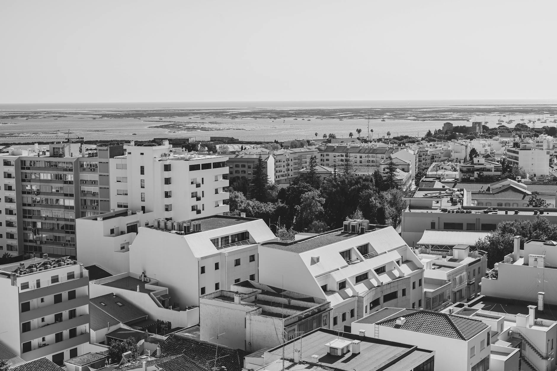 Czarno-biały widok Faro z lotu ptaka z Atlantykiem w tle