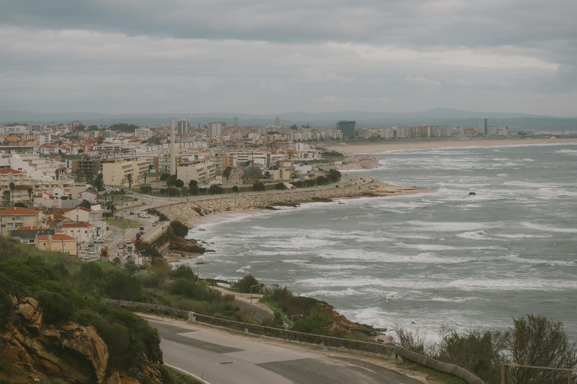 Figueira da Foz nad Atlantykiem z falami rozbijającymi się o brzeg