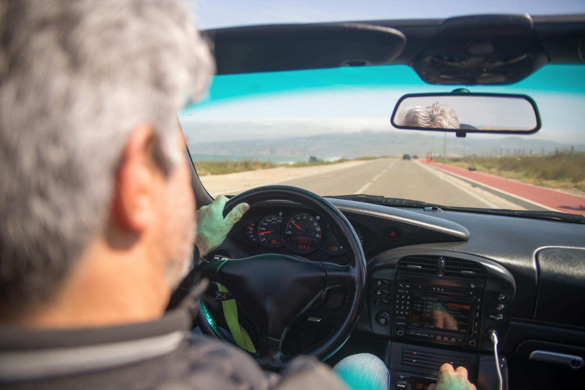 Kierowca jedzie samochodem malowniczą portugalską autostradą w słońcu