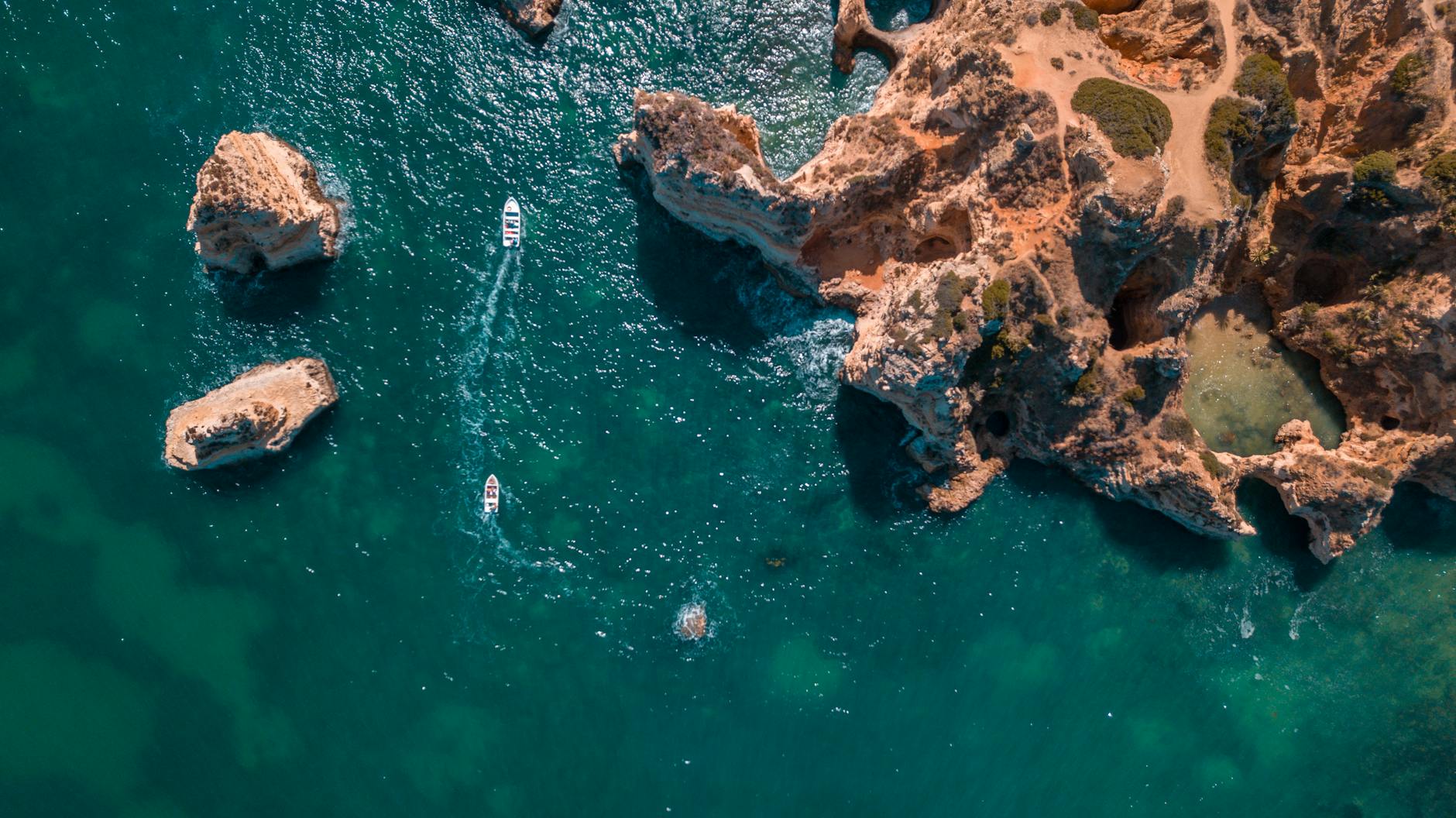 Klifowe wybrzeże Algarve z góry nad turkusowym oceanem