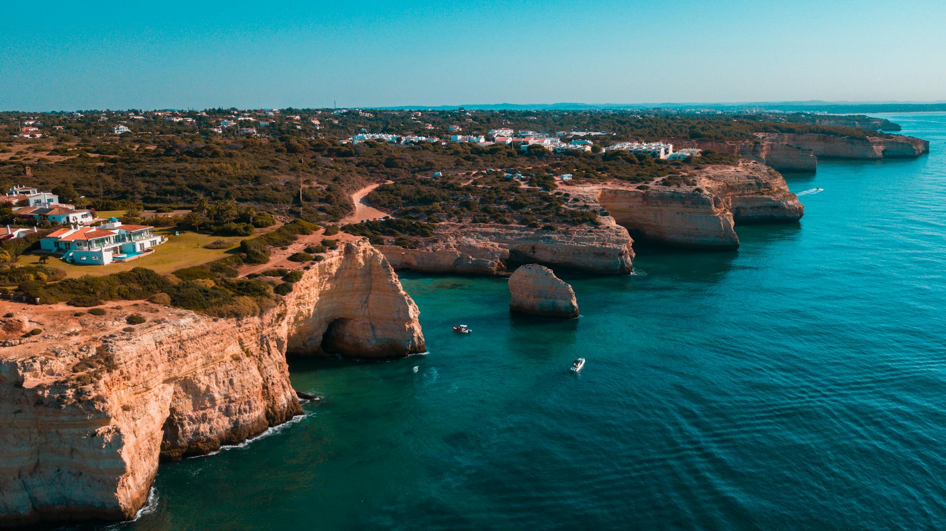 Lotniczy widok klifów i wybrzeża Algarve w słoneczny dzień