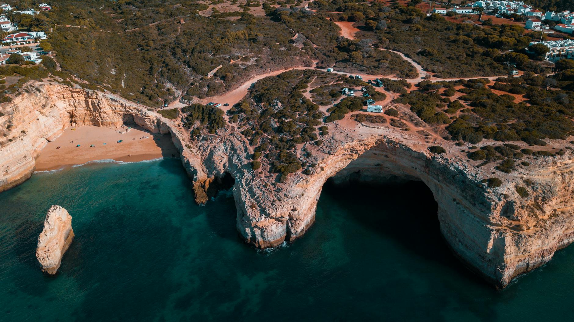 Portugalskie klify nad turkusowym morzem z piaszczystą plażą