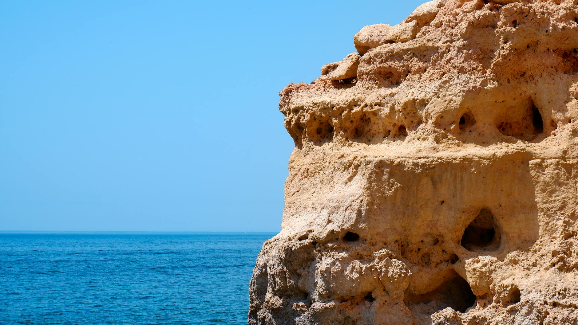 Wapienne klify Algarve nad turkusowym Atlantykiem