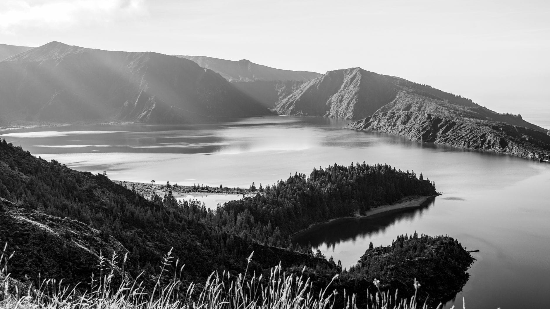 Czarno-białe ujęcie z lotu ptaka Lagoa do Fogo na Azorach