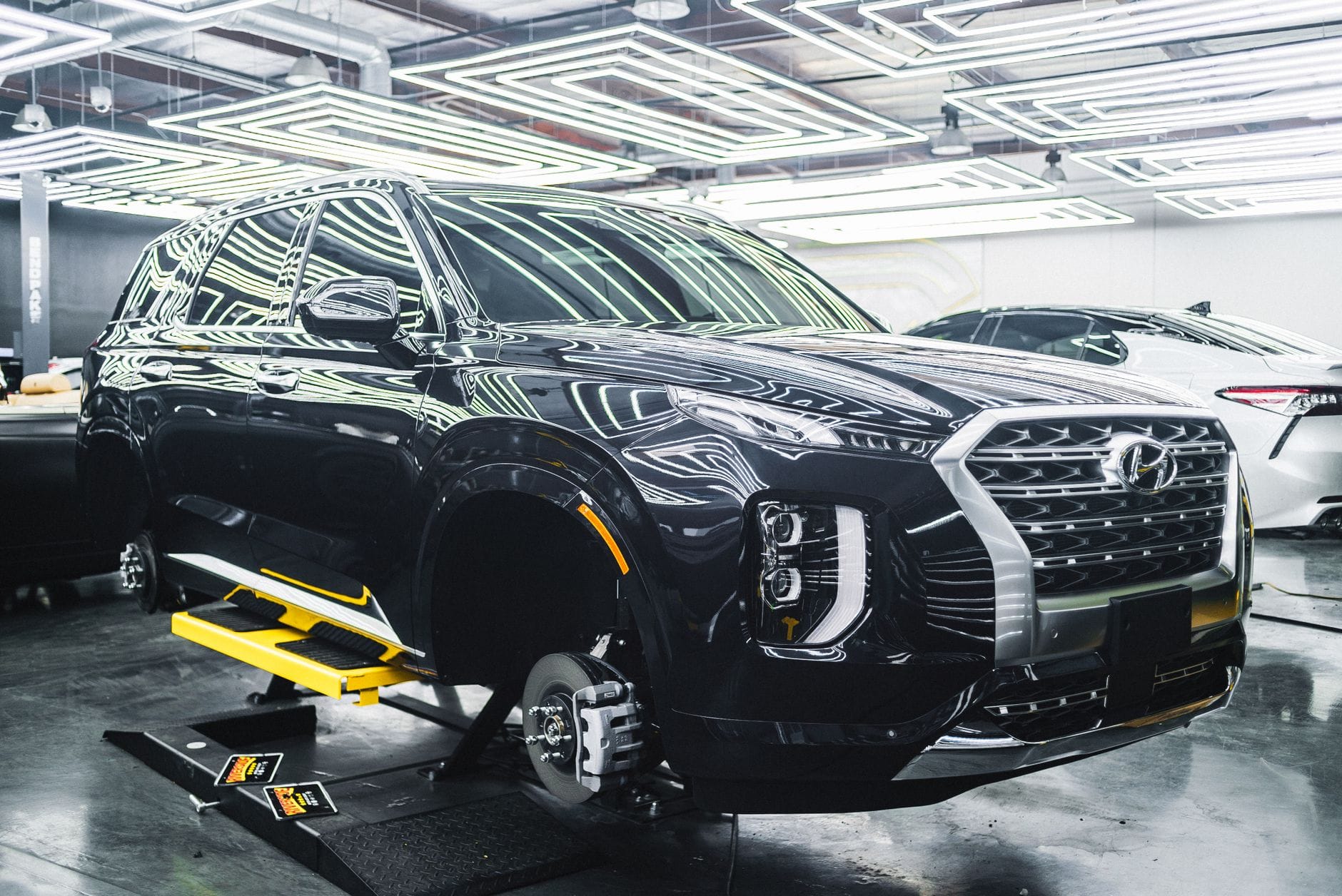 Hyundai Palisade w nowoczesnym garażu z efektownym oświetleniem