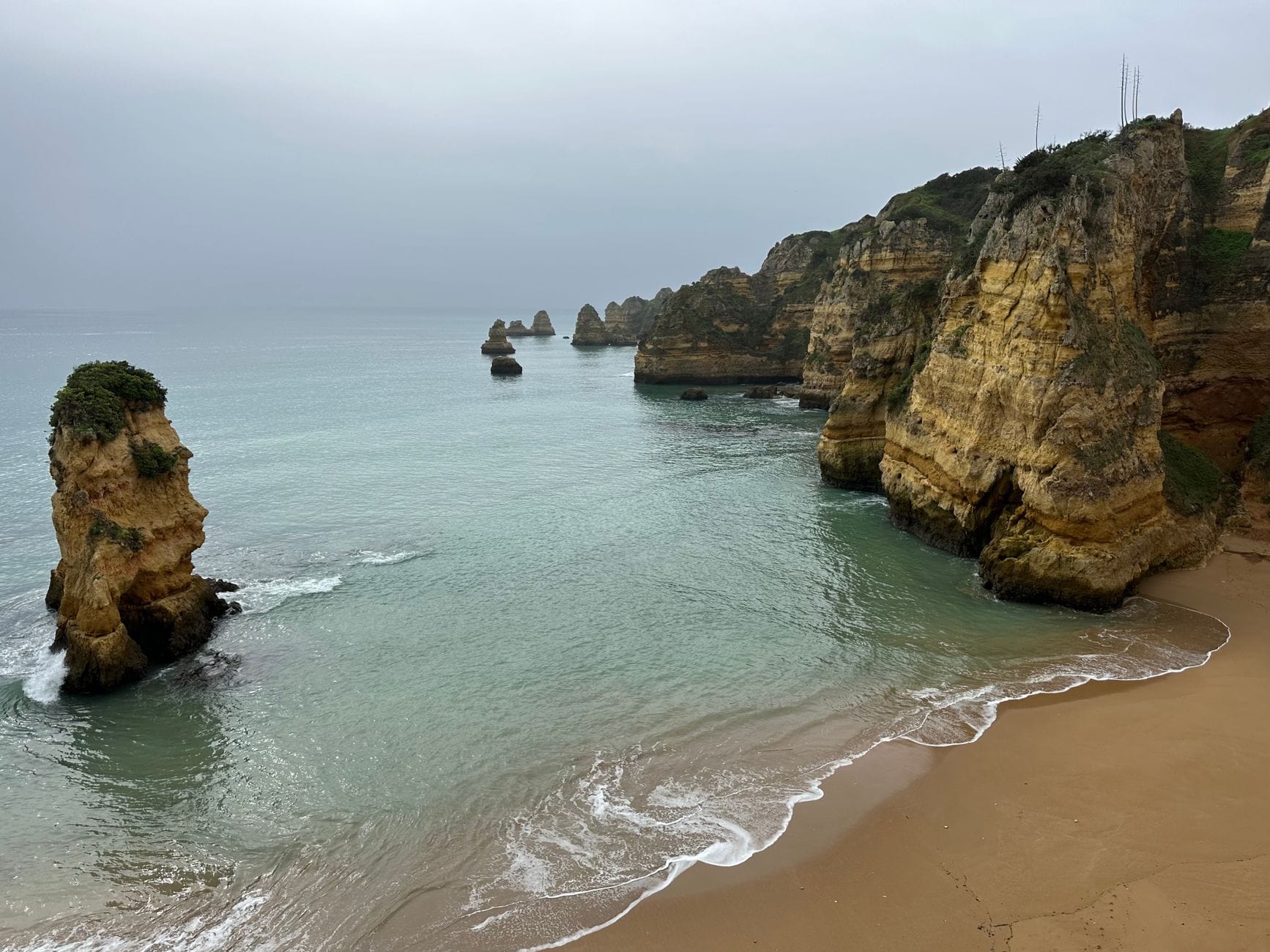 Klify i skalne iglice nad oceanem przy wybrzeżu Lagos w Algarve