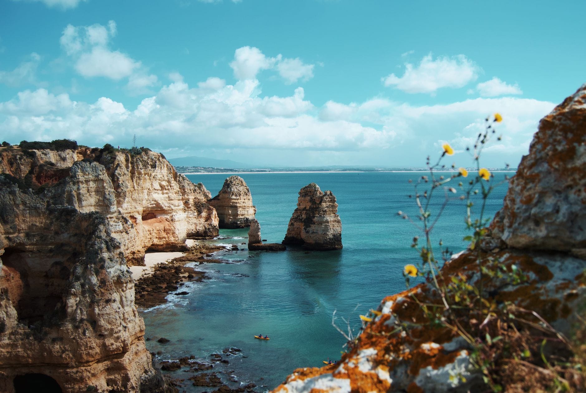 Klify Ponta da Piedade nad turkusowym oceanem w Algarve