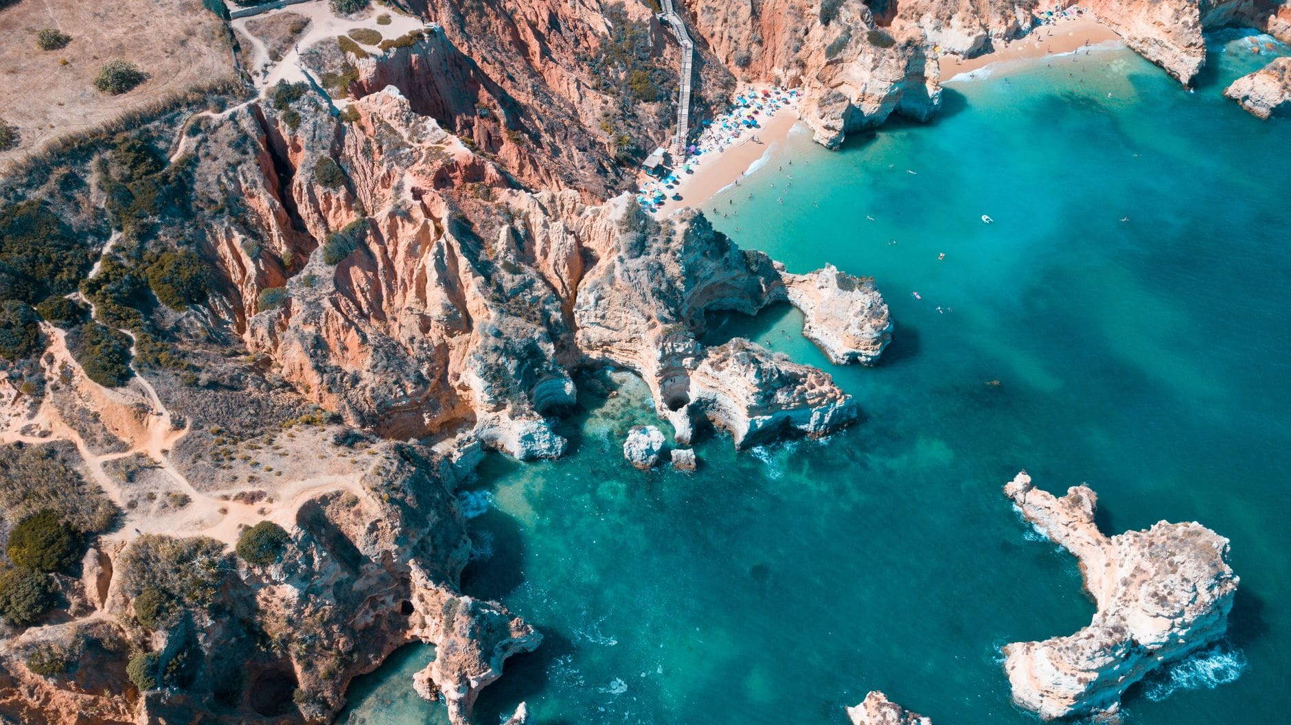 Lotniczy widok skalistego wybrzeża Algarve i turkusowego oceanu