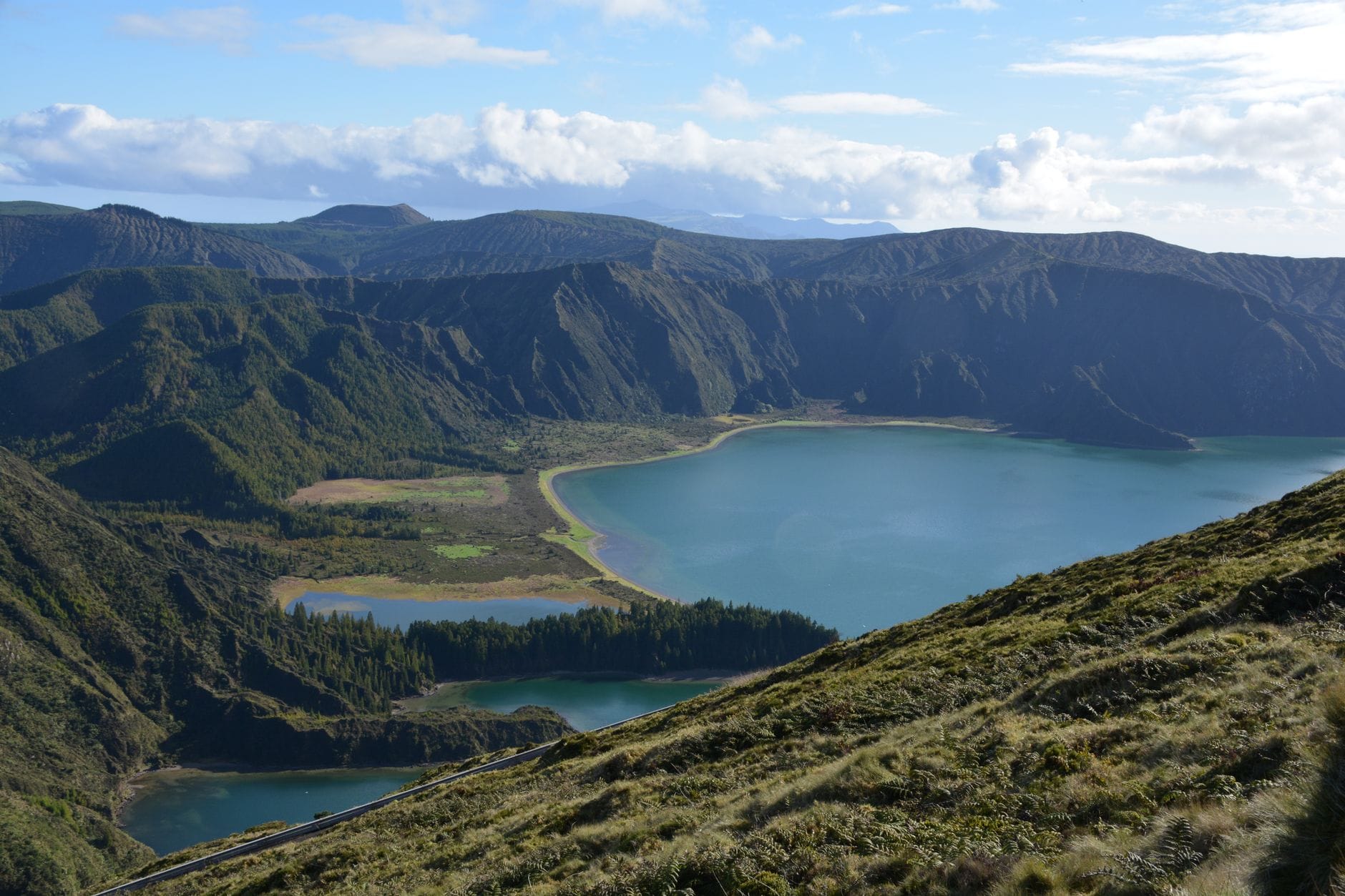 Widok z lotu ptaka na jezioro Lagoa do Fogo na wyspie São Miguel