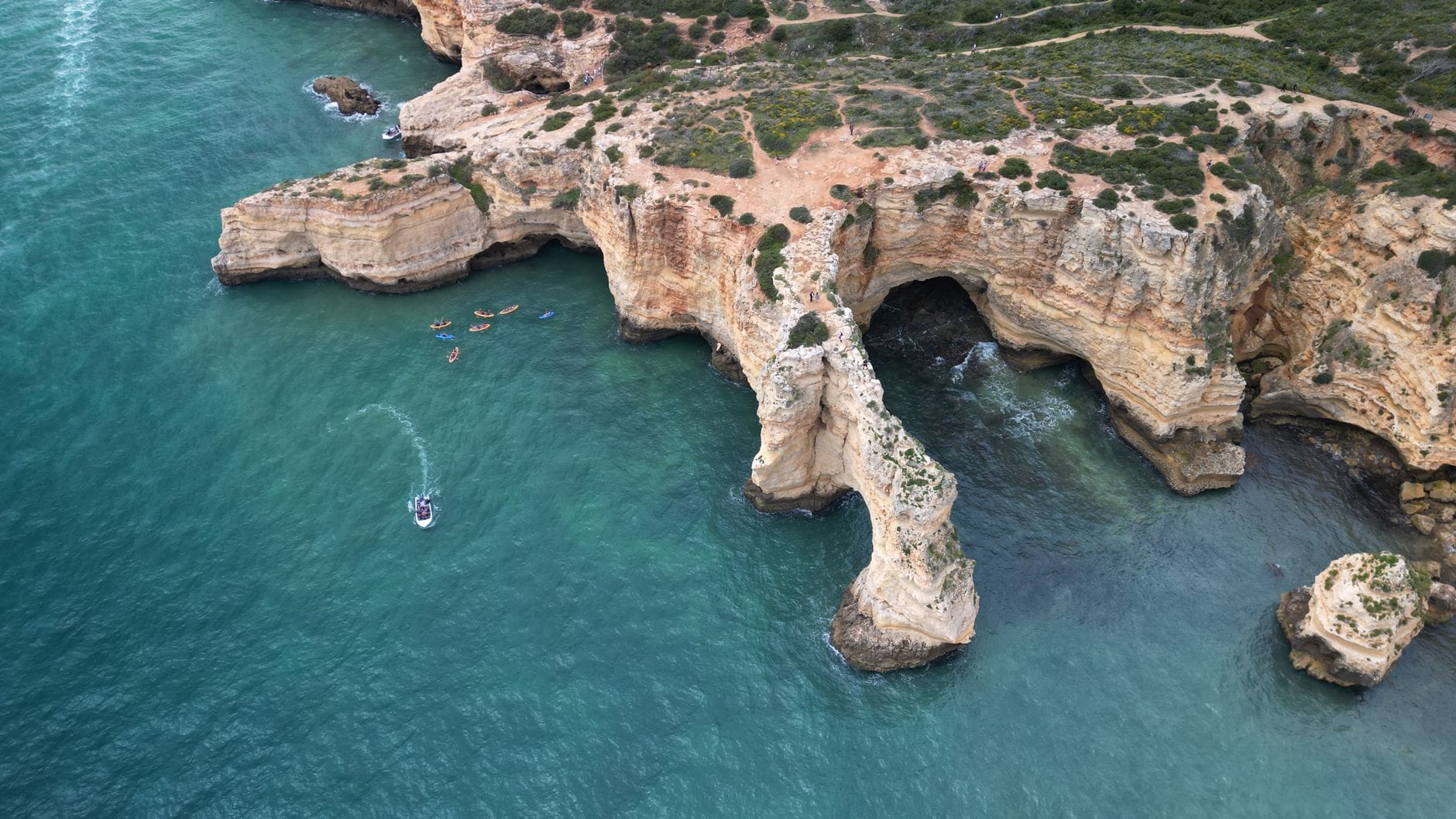Widok z lotu ptaka na skaliste klify i turkusowe wybrzeże Algarve