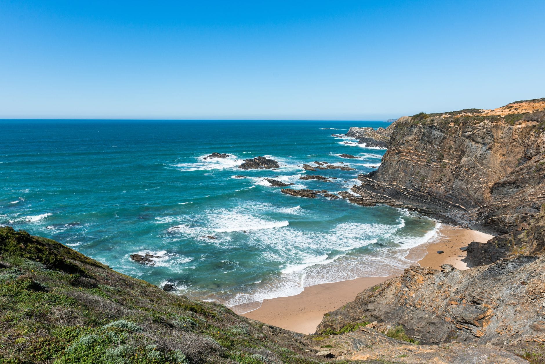 Klifowe wybrzeże Costa Vicentina z turkusowym oceanem w regionie Alentejo Klifowe wybrzeże Costa Vicentina z turkusowym oceanem w regionie Alentejo
