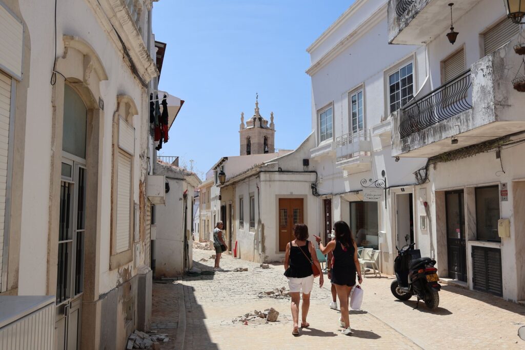 Brukowana uliczka z zabytkową zabudową w Tavirze w Algarve